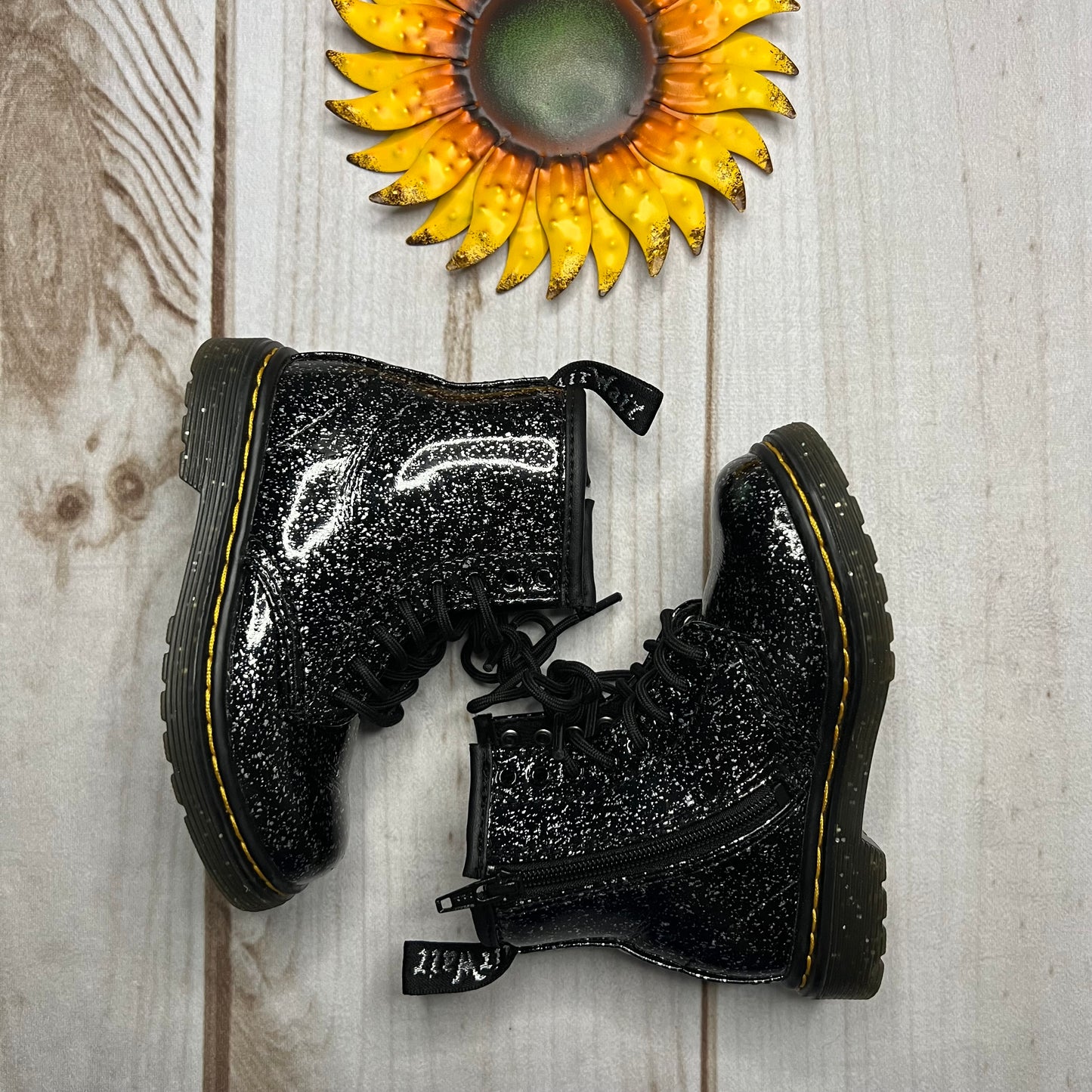 dr. martens 1460 glitter ankle boot 8C