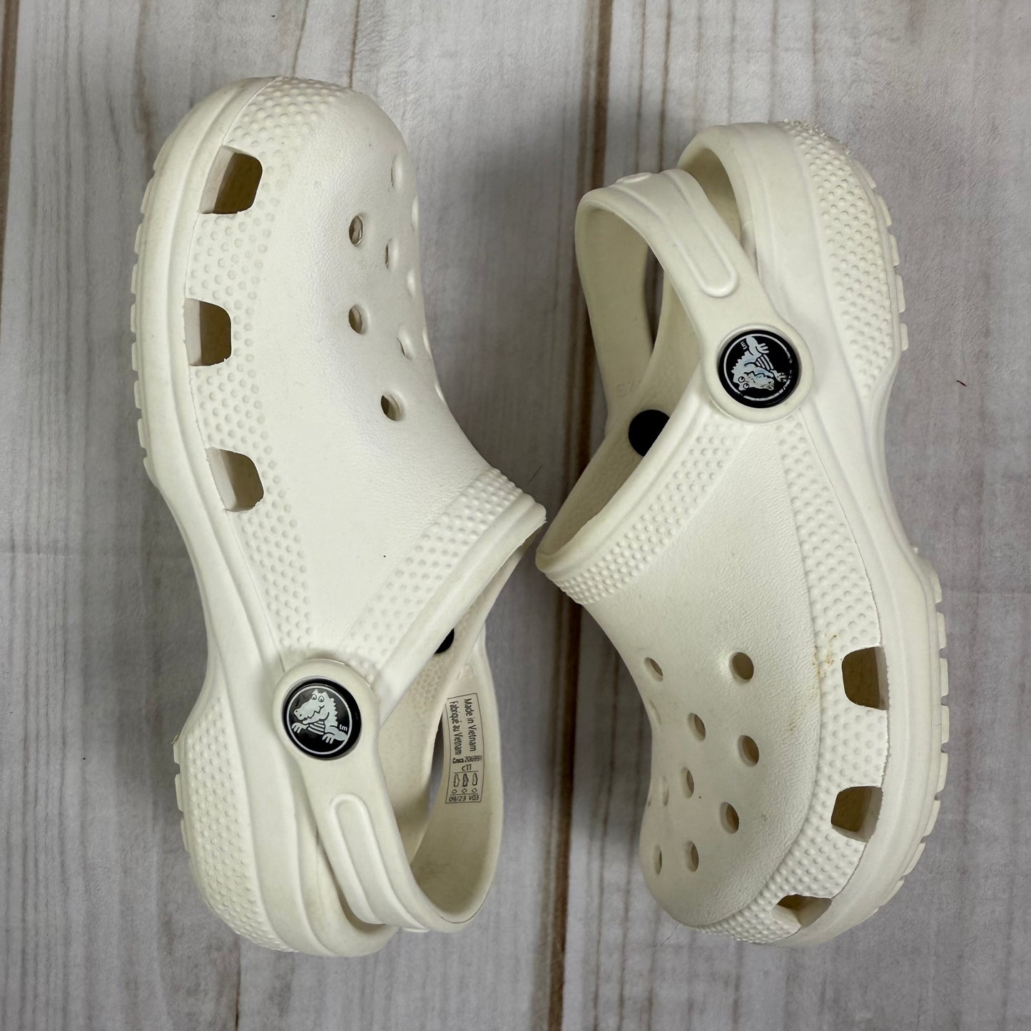 classic crocs 11C