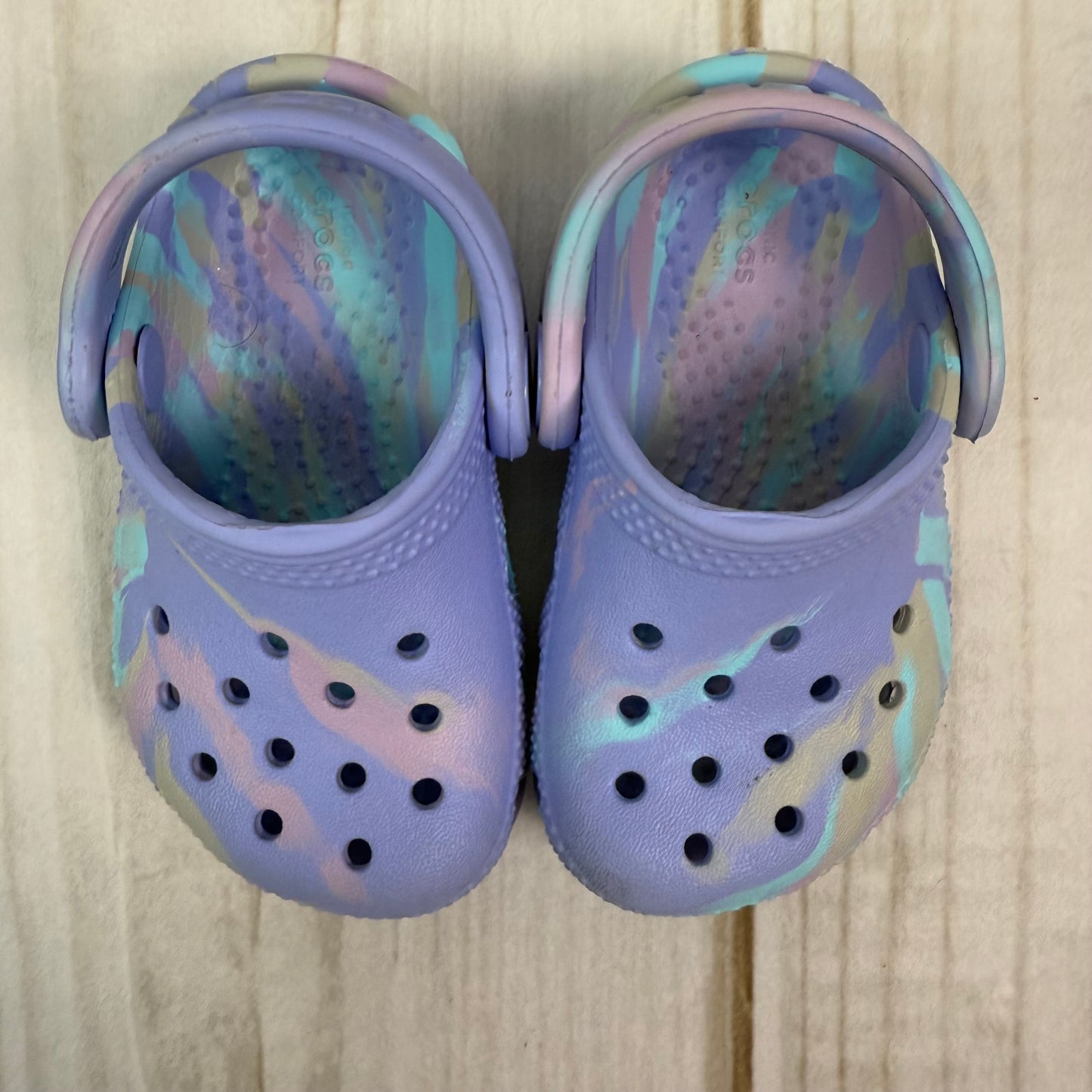 crocs tie dye 4C