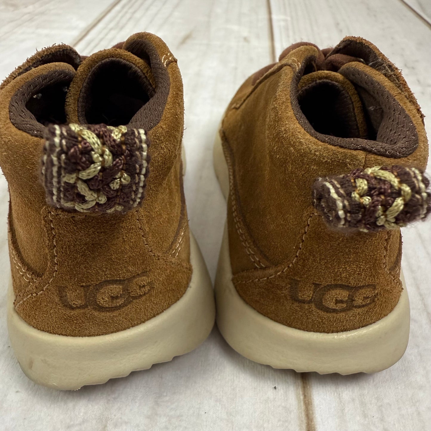 ugg canoe chukka shoes 8C