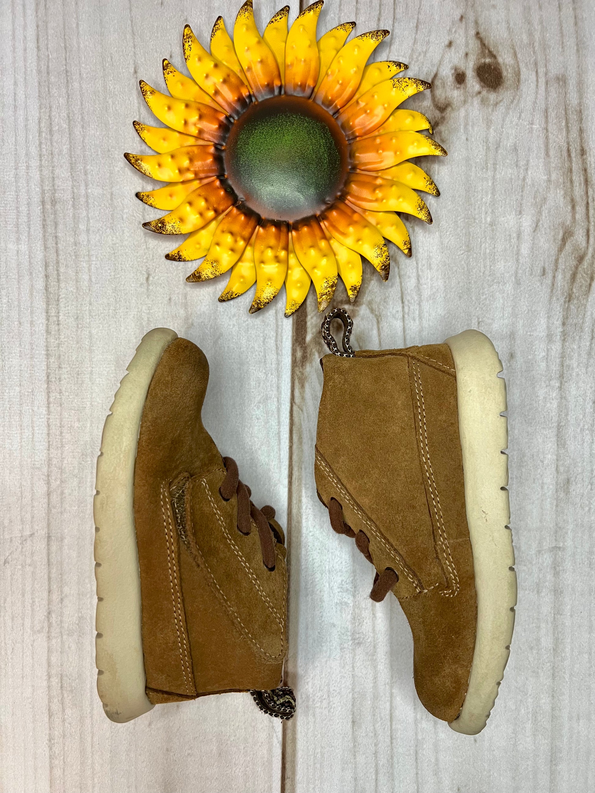 ugg canoe chukka shoes 8C - The Sunflower Baby Shop