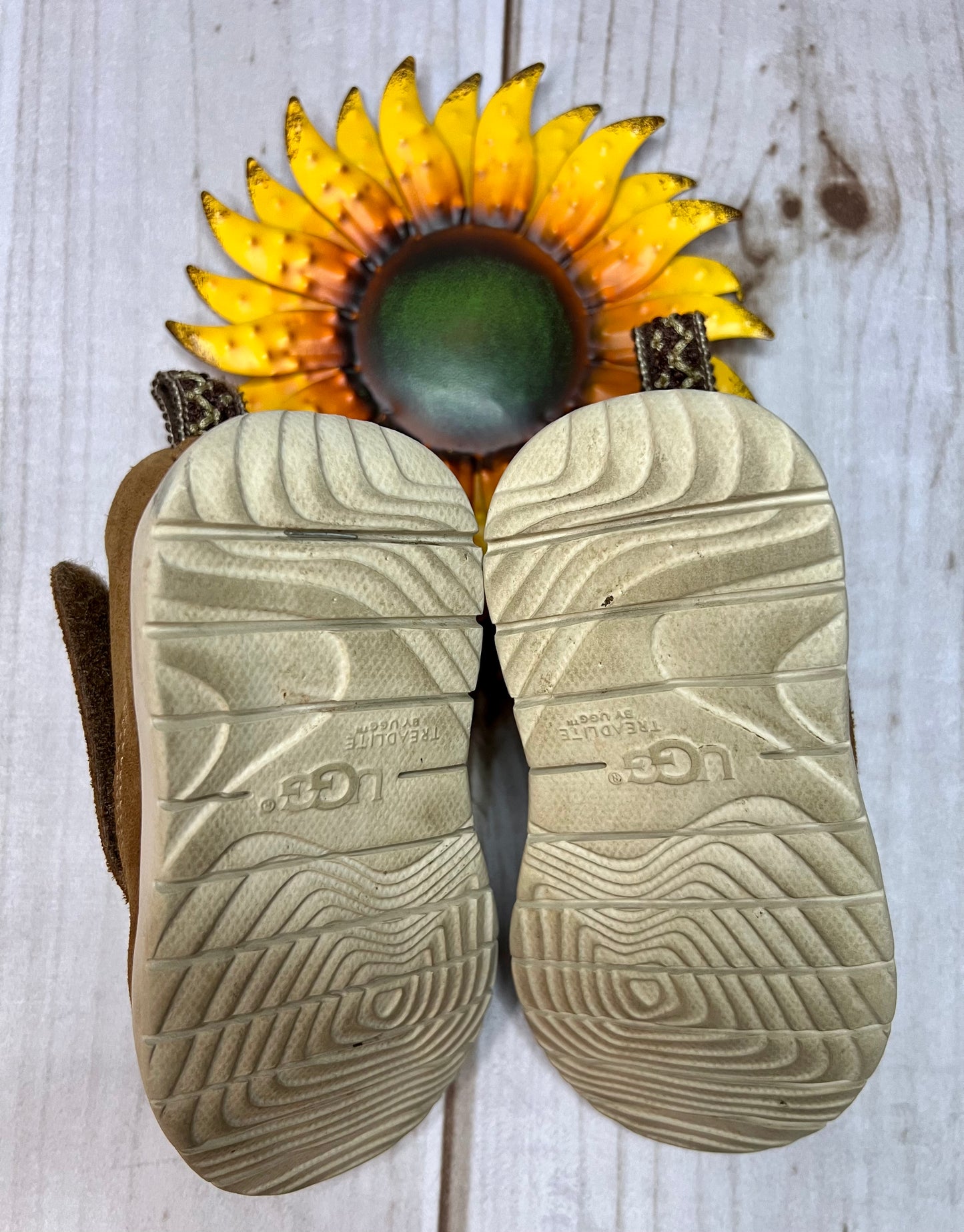 ugg canoe chukka shoes 8C - The Sunflower Baby Shop